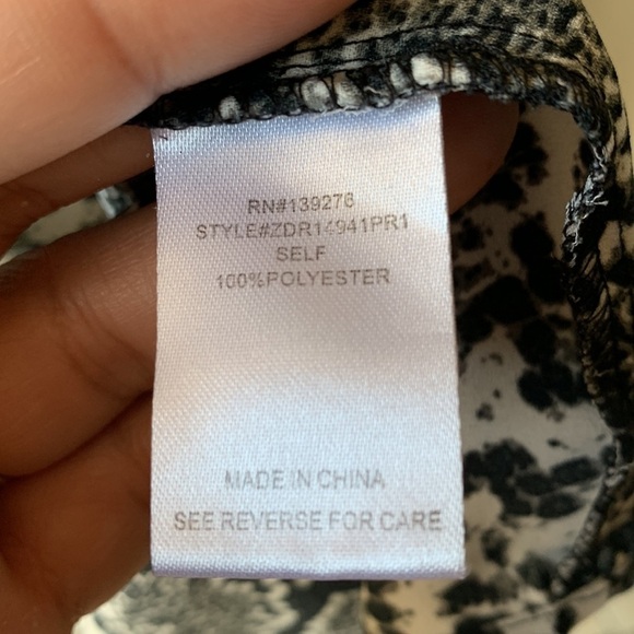 DG2 DIANE GILMAN Python Snake Print V Neck Cap Sleeve Blouse - Picture 4 of 6